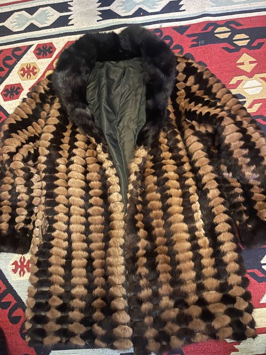 Жіночий норковий полушубок-автоледі.