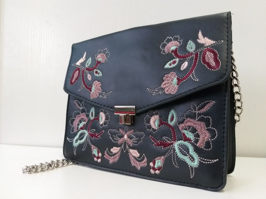 Torebka damska na ramię na łańcuszku