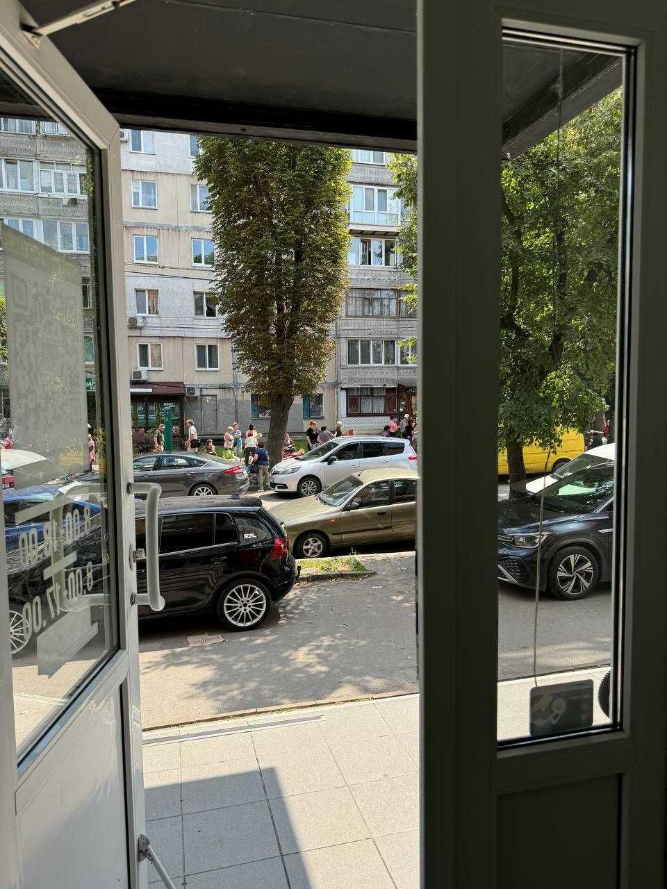 Максимально висока прохідність людей. Фасад.  Поруч ринок.