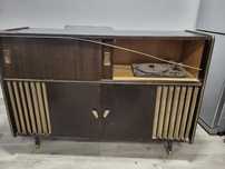 Radio komoda antyk.