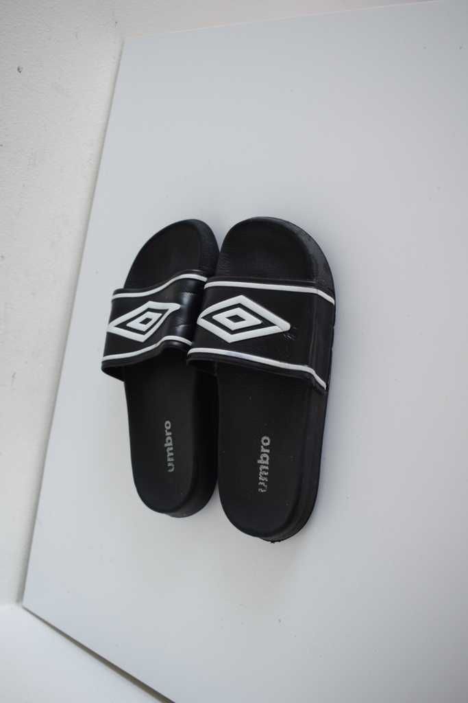 Umbro 31 buty czarne klapki