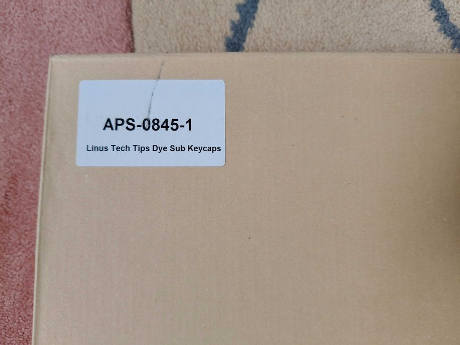 LinusTechTips стилізований набір keycaps для кастомних клавіатур