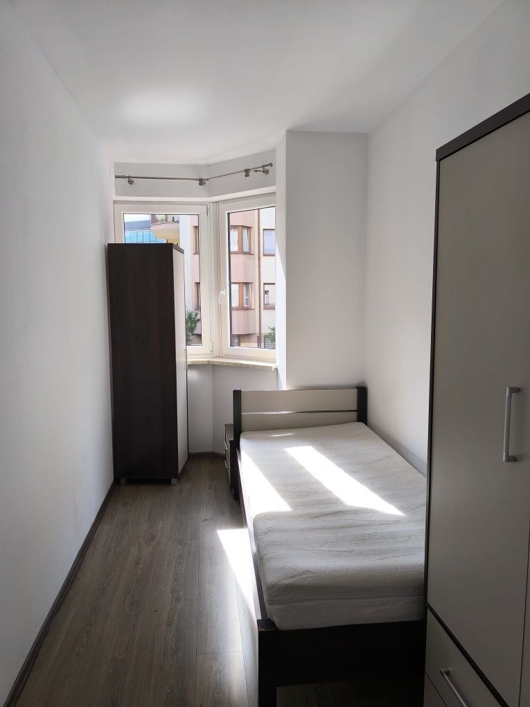 Pokój urządzony w apartamencie 2x łazienka , balkon , parking .