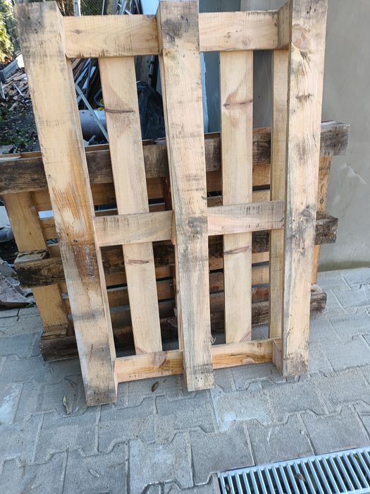 Oddam 5 palet z dodatkowym drewnem