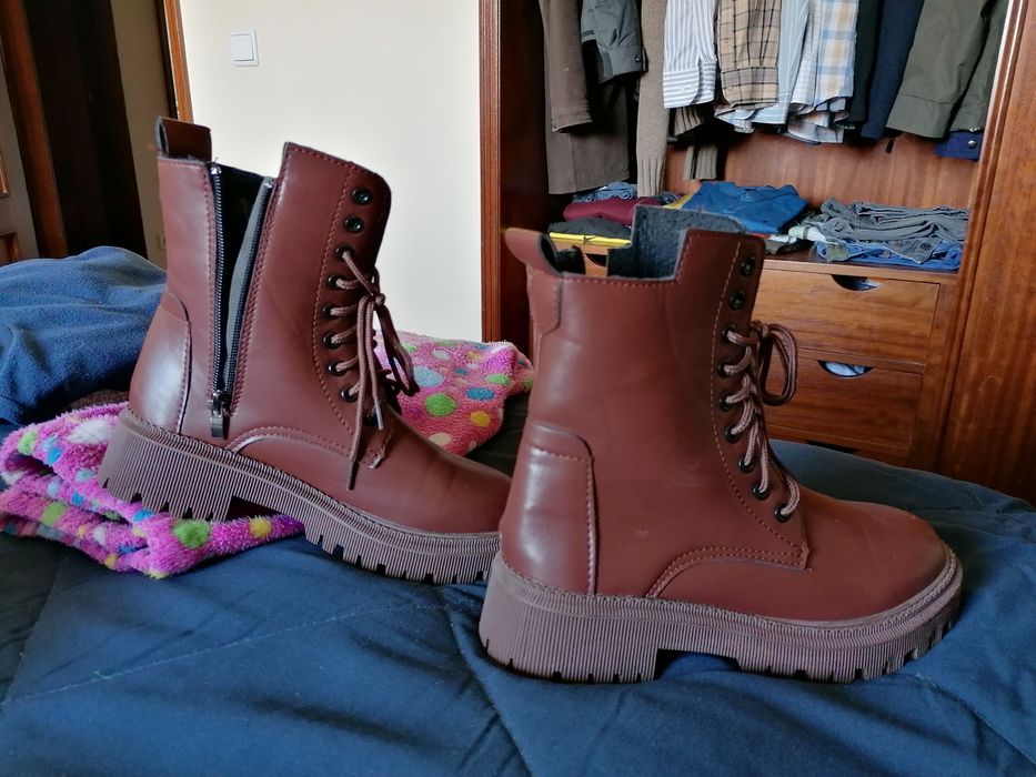 Botas confortáveis e novas sem uso