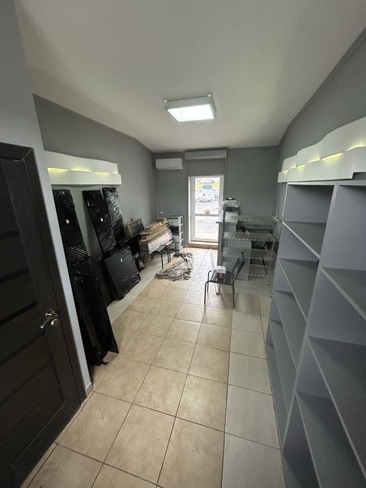 Здається в оренду комерція , прохідна частина!