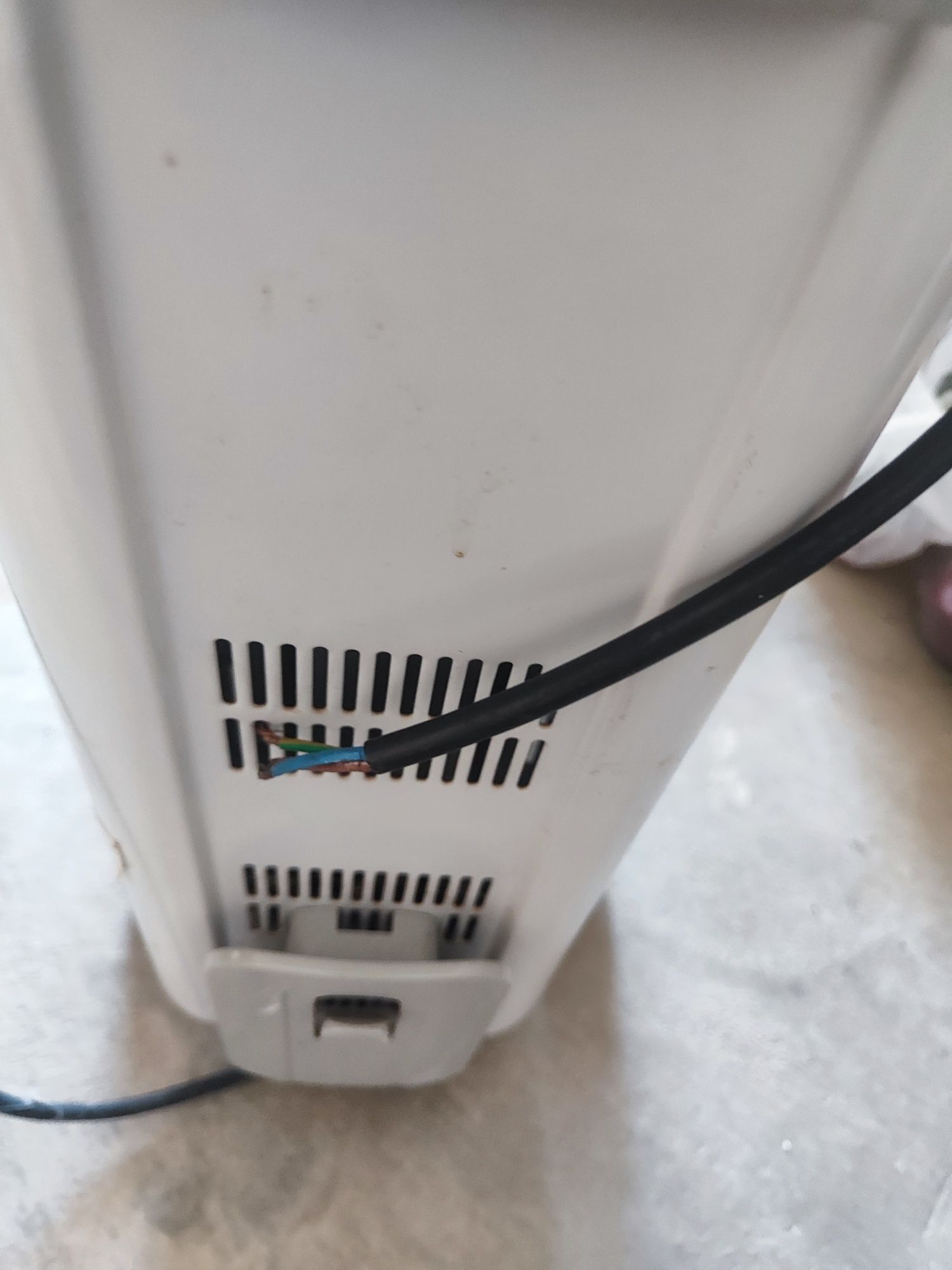 Aquecedor a óleo Solac sem ficha. Fio eléctrico cortado