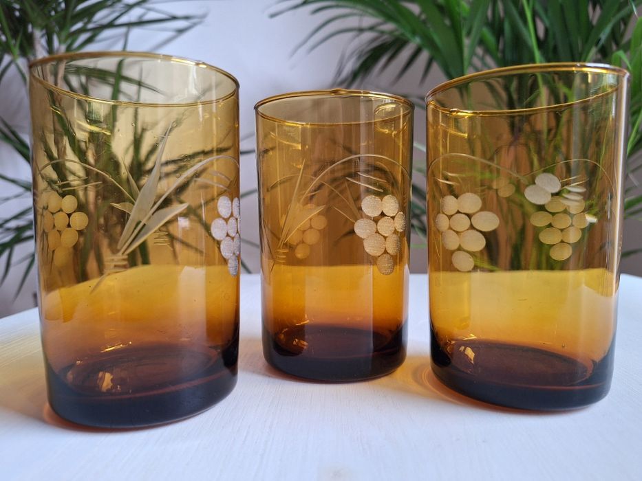 Szklanki 3 szt z bursztynowego szkła PRL