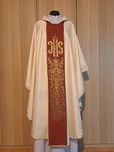 Ornat kremowy na ozdobnej tkaninie, szaty liturgiczne, stuła.