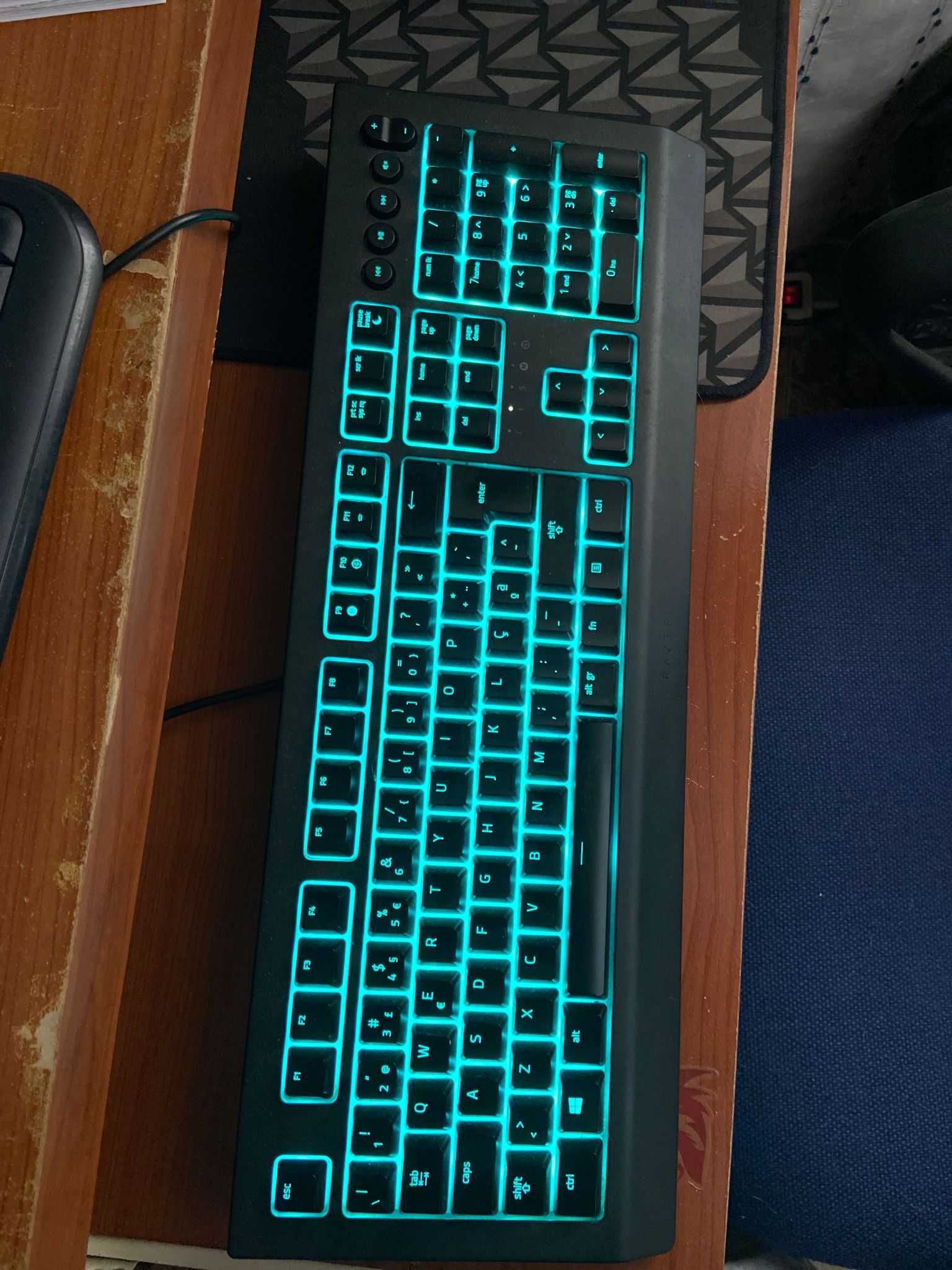 teclado , rato . tapete