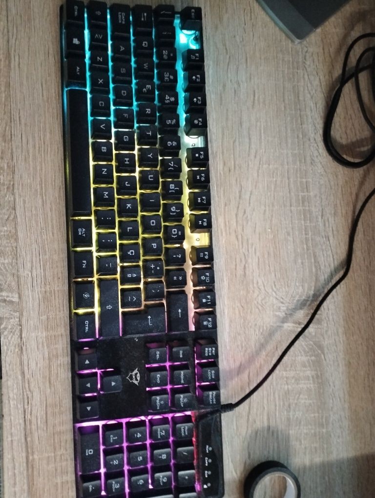 Teclado trust RGB
