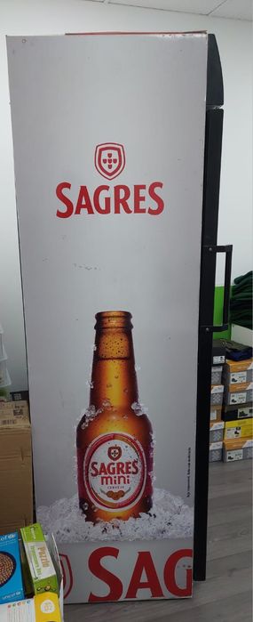 Vende-se arca vertical com publicidade.