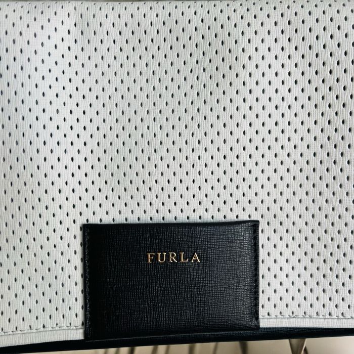 Furla Torebka skórzana zamsz zamszowa skóra biała pasek złoty łańcusze
