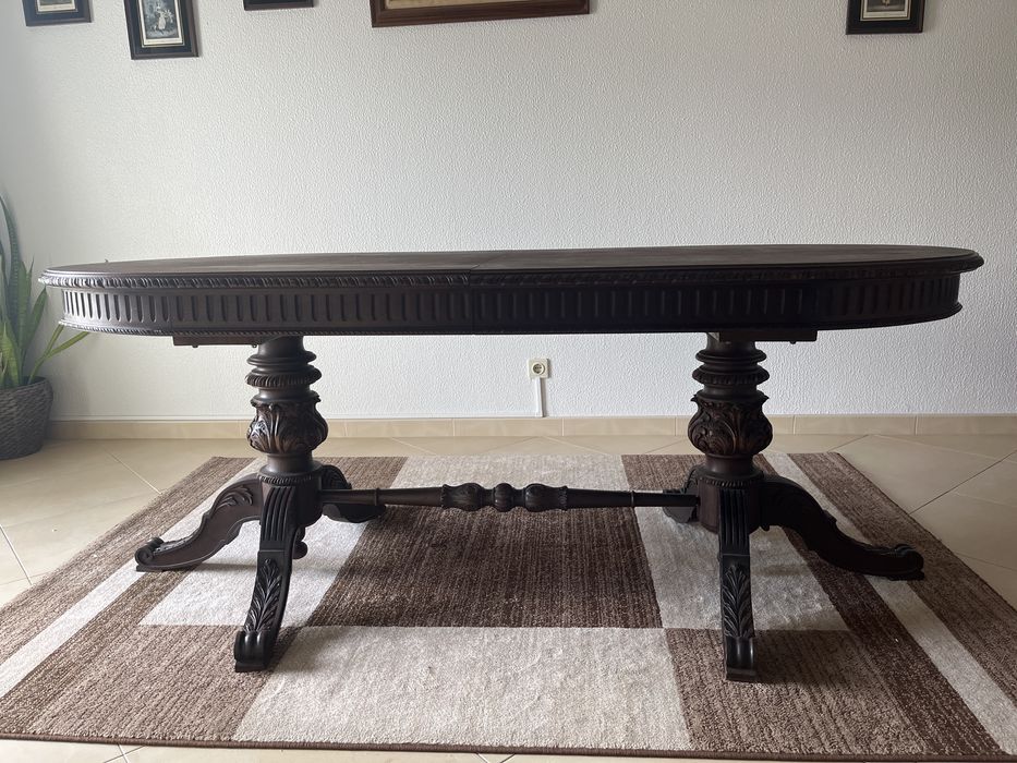 Mesa de madeira maciça em mogno trabalhada