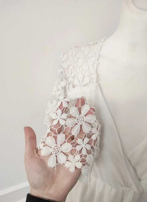 Kombinezon z krótką nogawką kopertowy falbanki koronka L | elegance