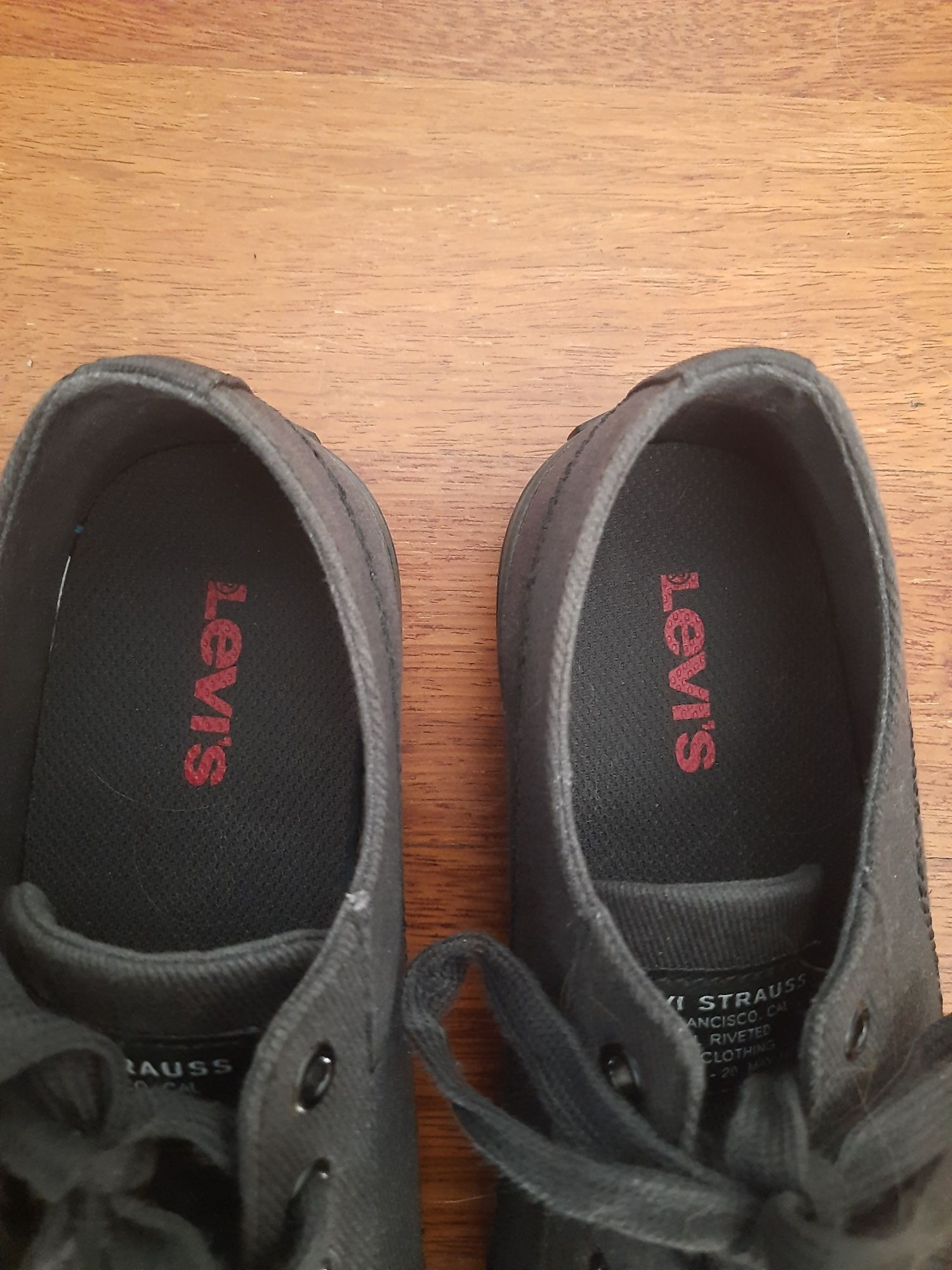 Czarne damskie trampki Levi's Guess rozmiar 40