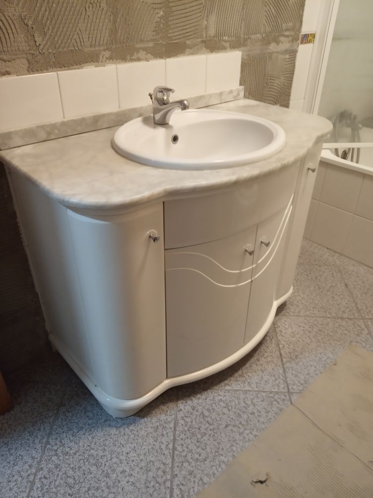 Móvel de casa de banho com Lavatório e Torneira Mono Comando.