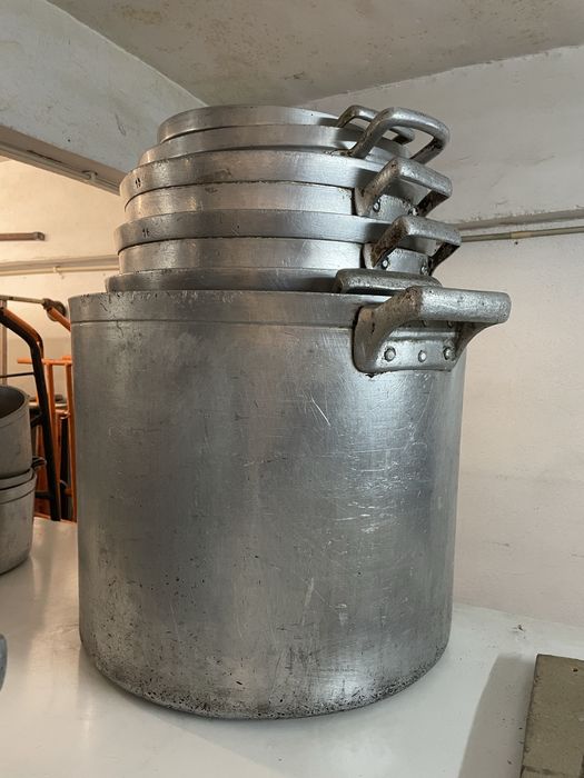 Tachos e panelas em aluminio fundido