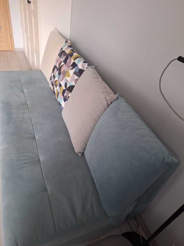 Sofa błękitna z poduszkami
