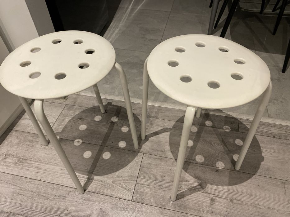 Białe stołki IKEA