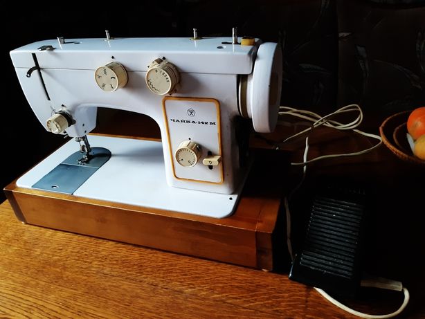 Швейная машинка Чайка-142 М
Швейная Машинка с ножным электро приводом
