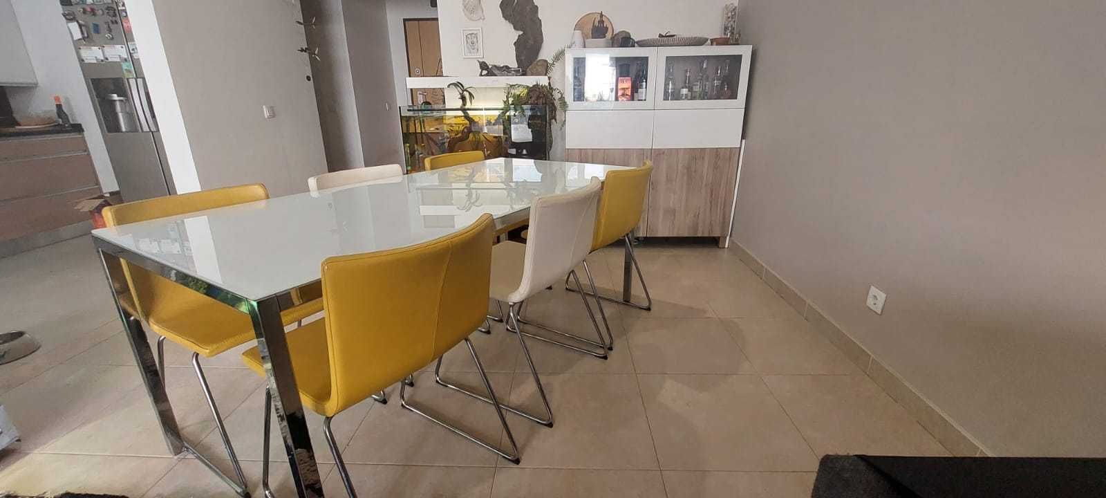 Moderno conjunto mesa de jantar e cadeiras