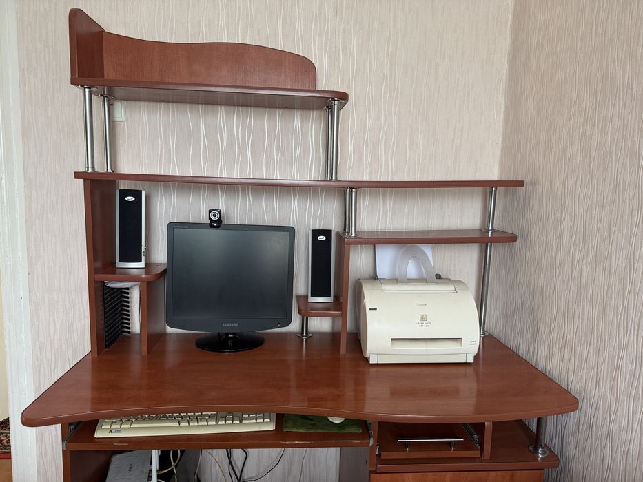 Продам комп’ютерний стіл в гарному стані.