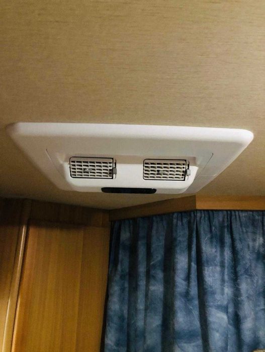 Autocaravana bem equipada para 4 pessoas