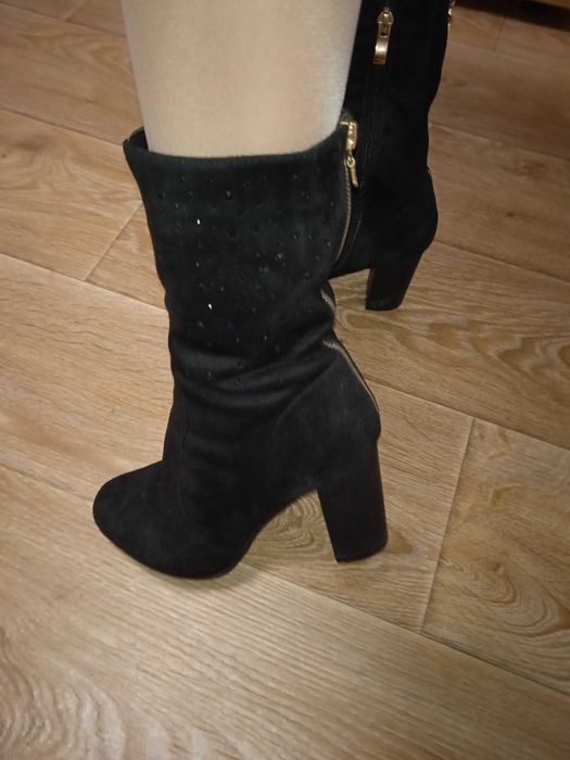 Чоботи жіночі, черевики