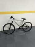 Bicicleta Cinzenta – Shimano, Travão de Disco e Amortecedores
