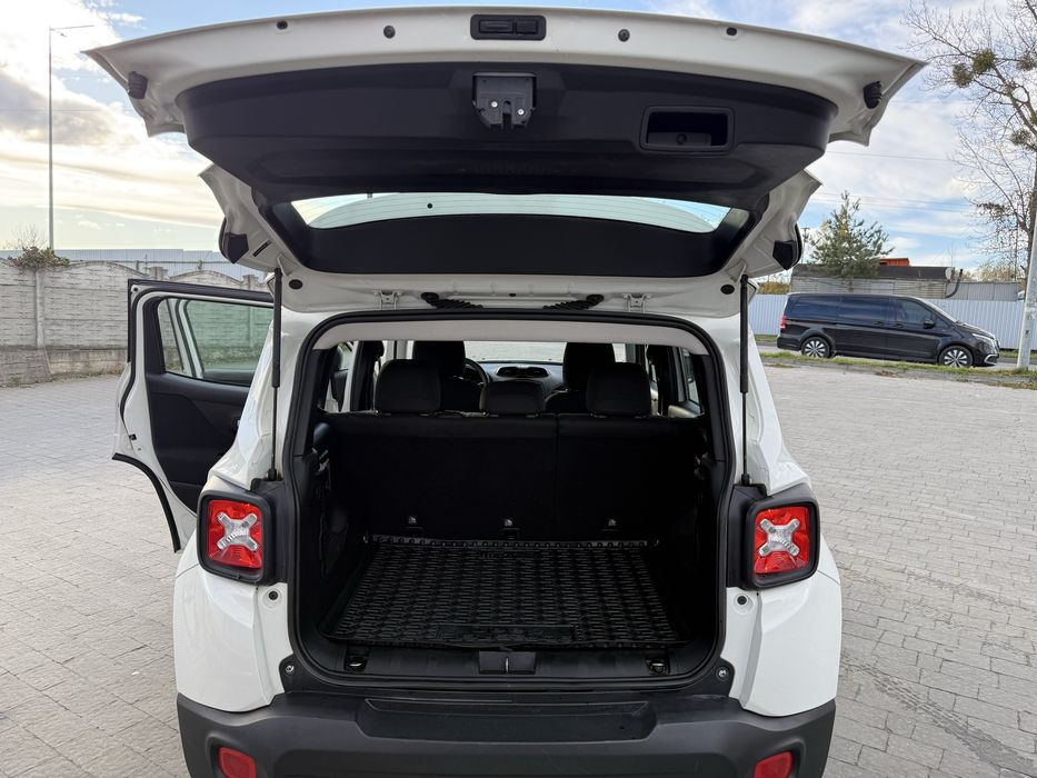 Білий Jeep Renegade Sport 2016 року