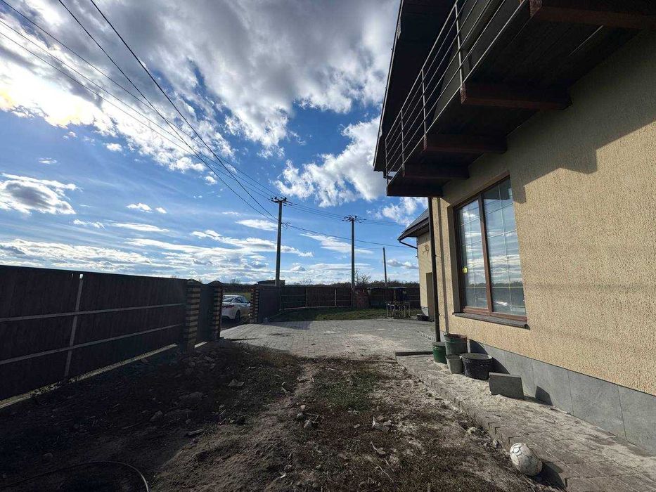 Сучасний особняк з ВЛАСНОЮ ділянкою!