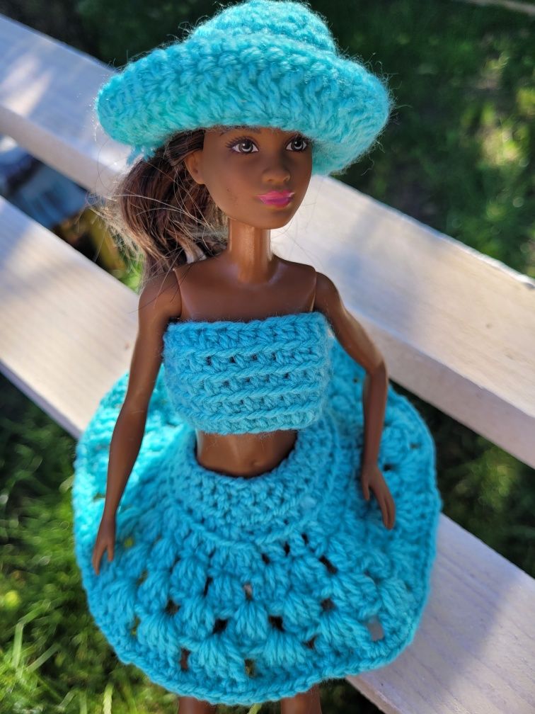 Lalka Barbie,  top, spódnica,  kapelusz.