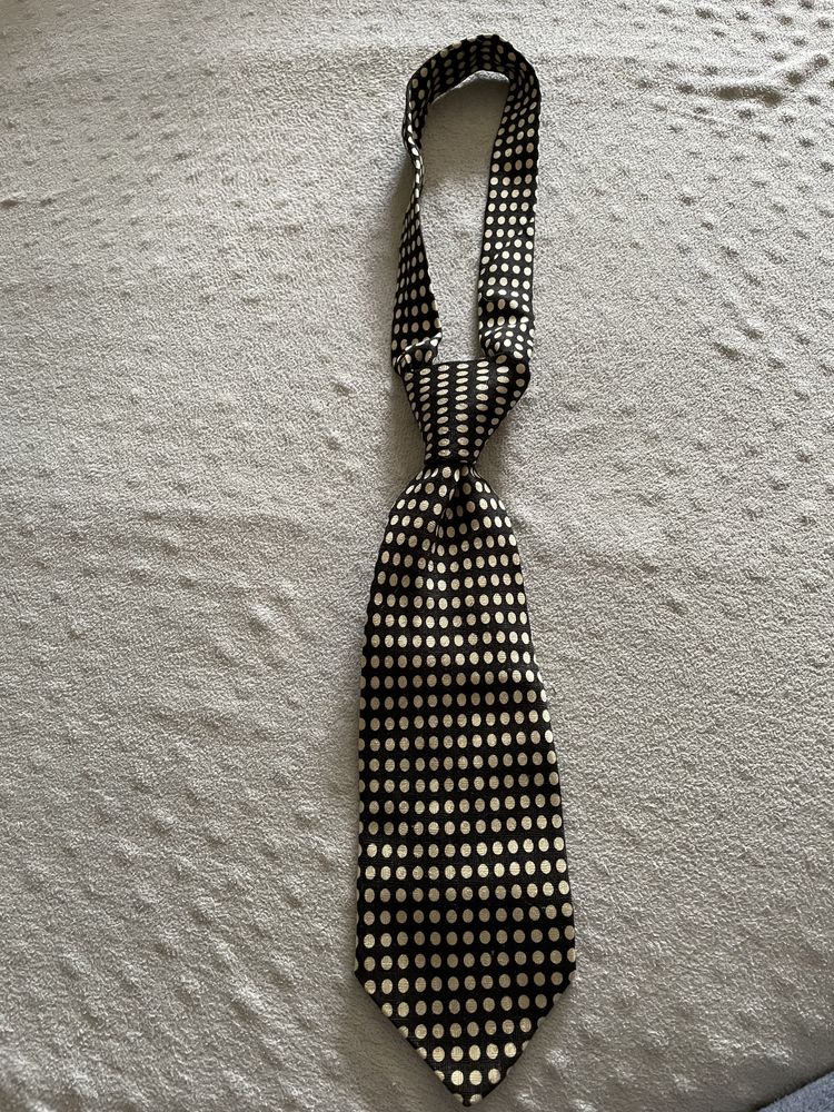 Krawat w białe grochy