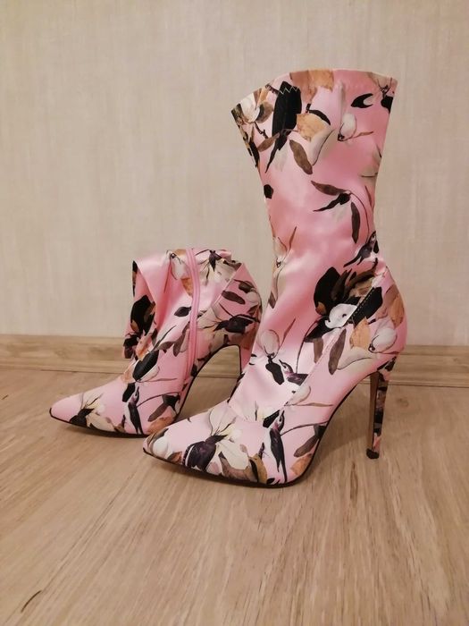 Nowe buty na obcasie szpilki r 39 różowe w kwiaty