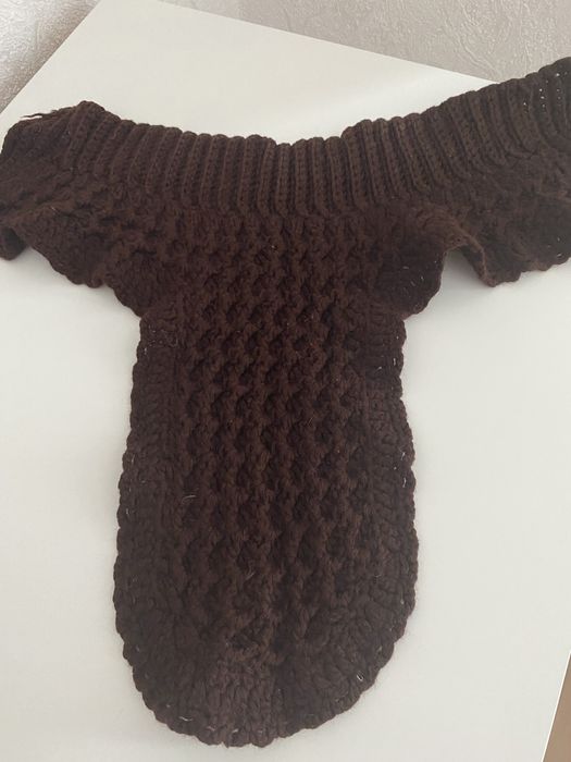 Манішко вʼязане коричньового кольору