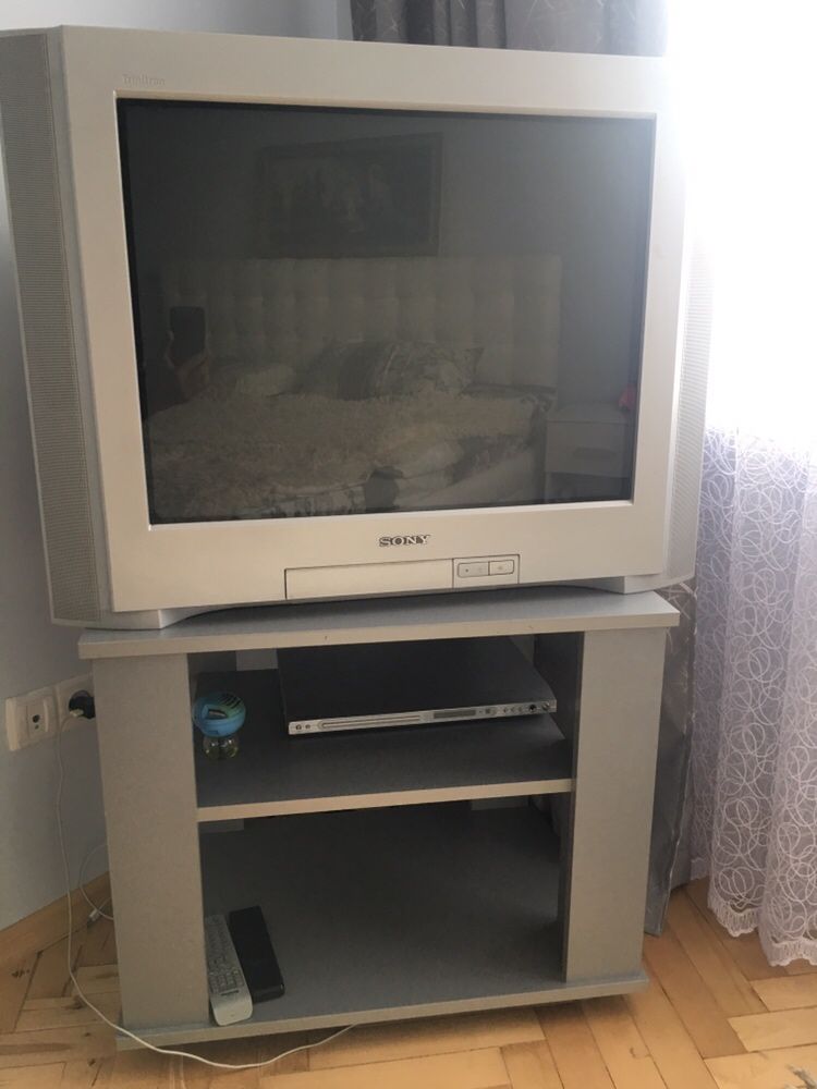 телевізор Sony Trinitron разом з тумбою