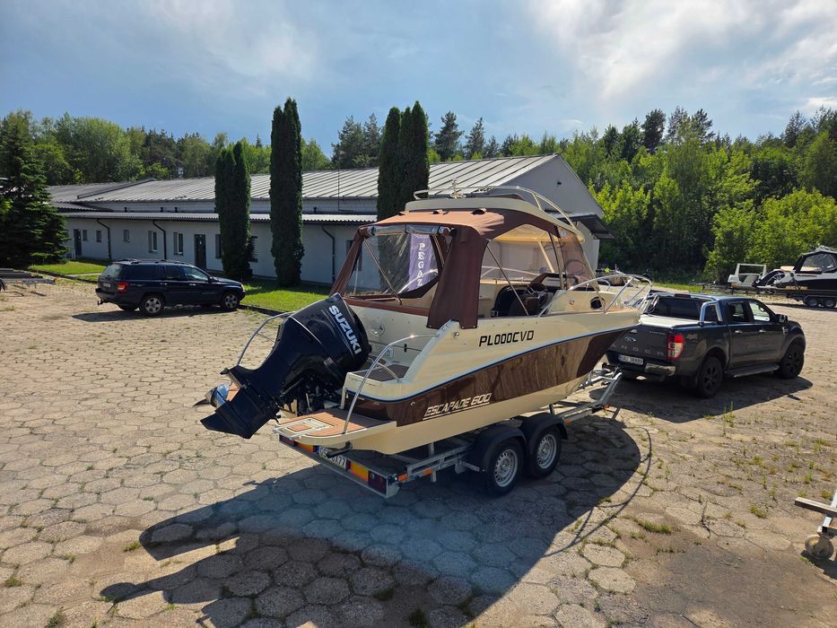 Łódź Escapade 600 Camper r. 2023 z Suzuki 150 r. (200mh) + przyczepa