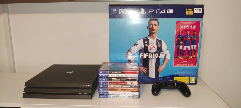 Playstation 4 PRO PS4 zestaw 8 gier, stan BDB