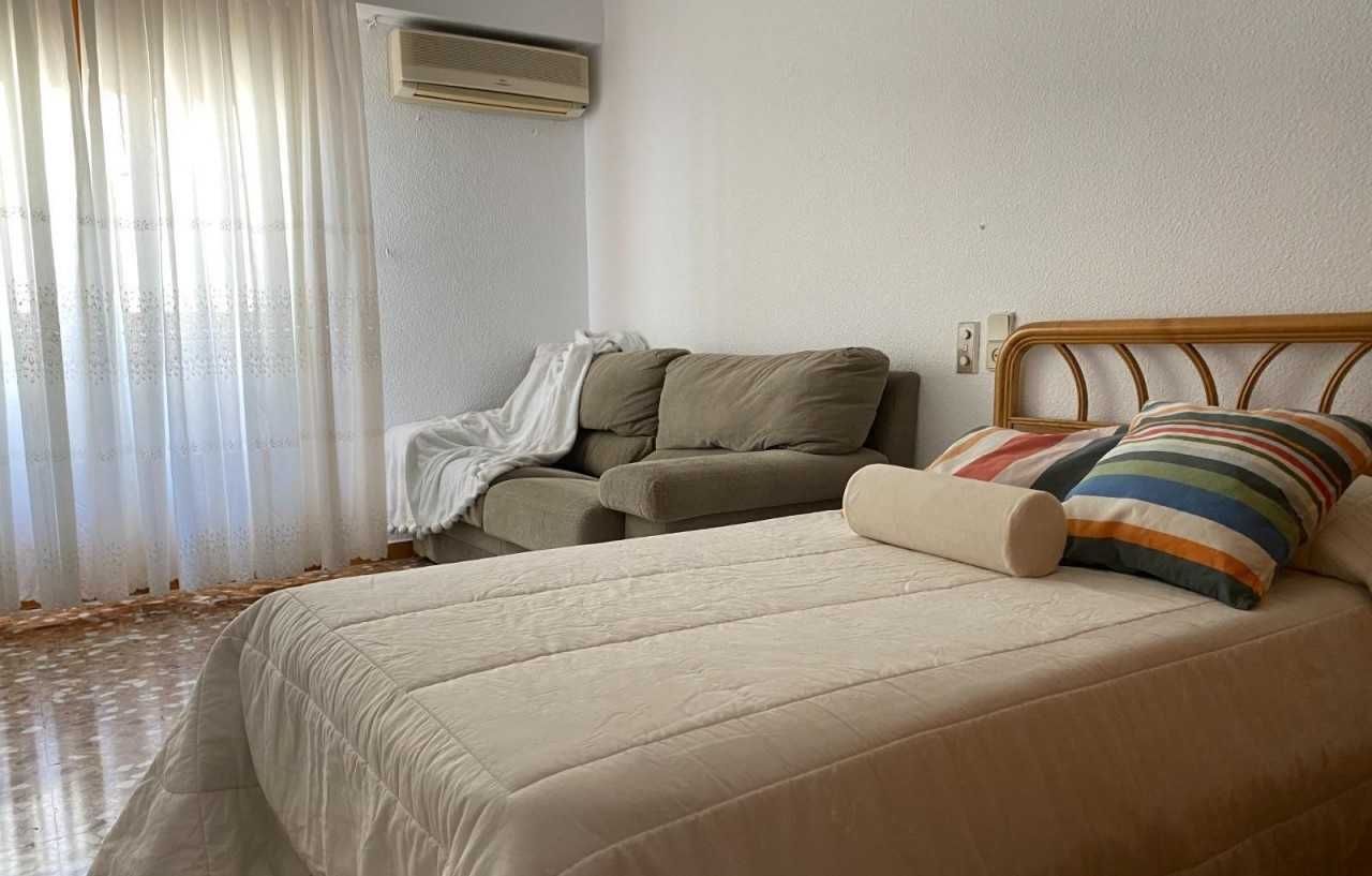 Pełni umeblowane mieszkanie z 3 sypialniami i 2 łazienkami w Hiszpanii