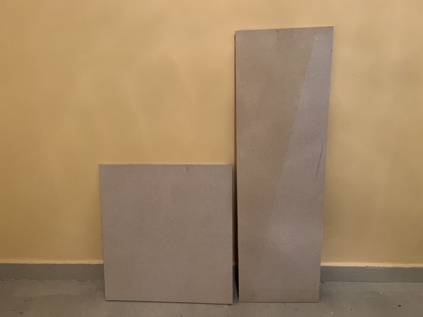Oddam białe płyty gips-karton o wym. 98,2 x 30,0 cm i 54,0 x 50,0 cm