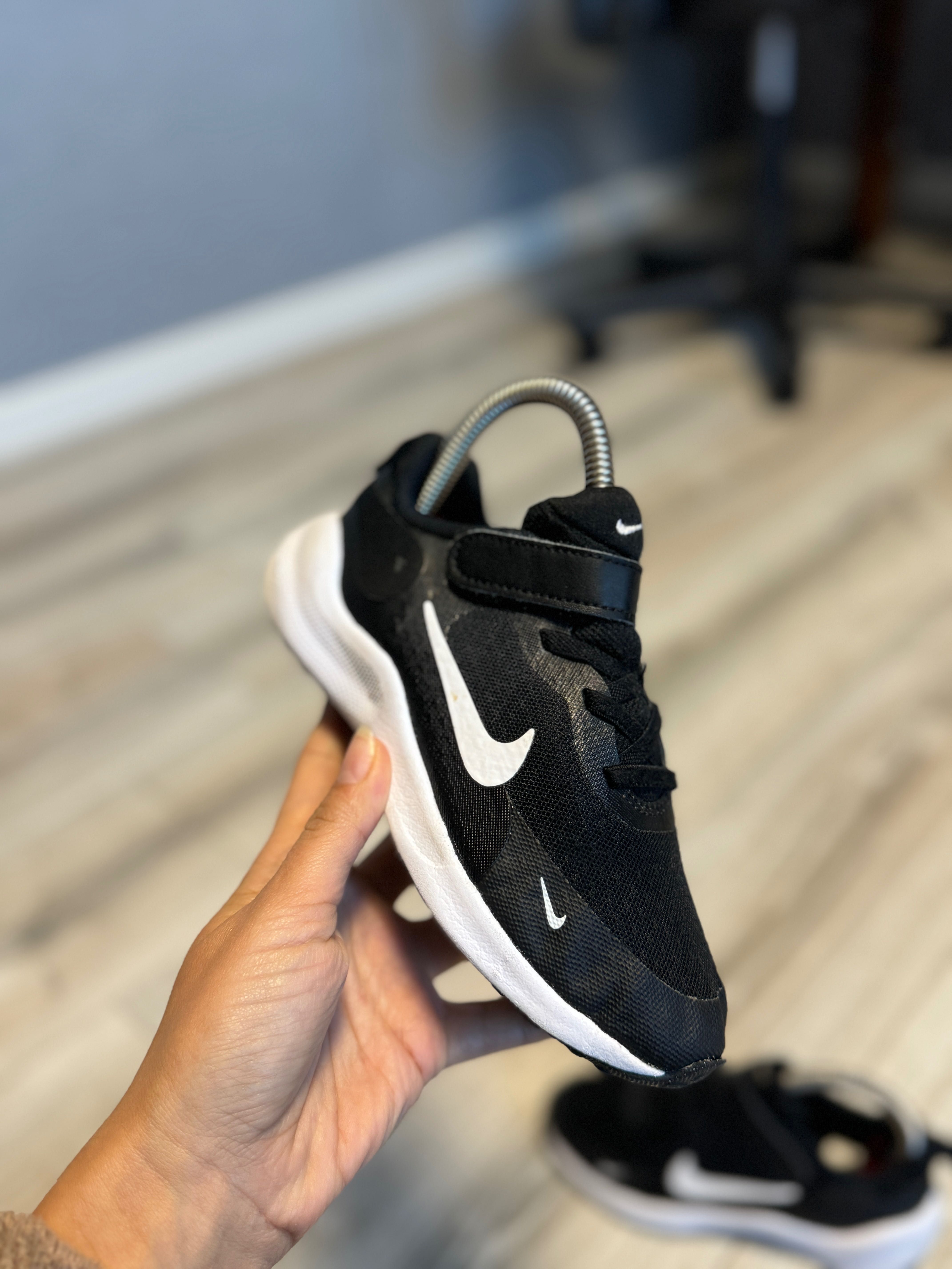 кросівки Nike Revolution 7