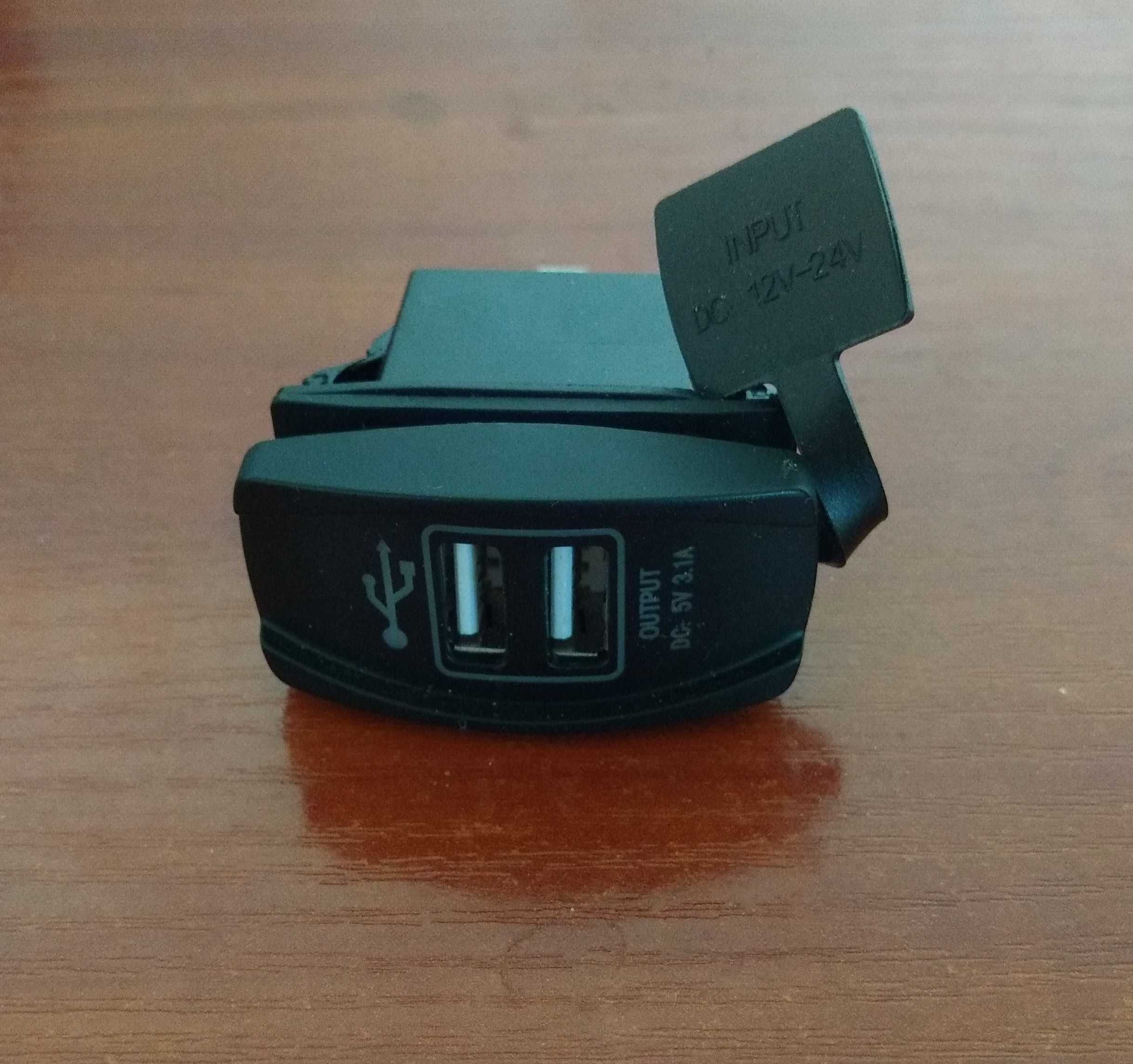 Автомобільна USB Розетка 12V 3.1A 2USB врізна з вольтметром