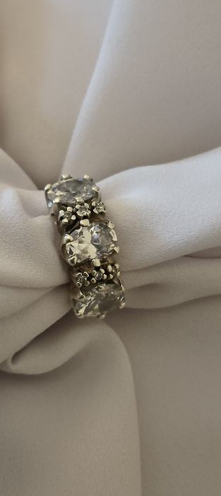 Anel em prata com zircoes