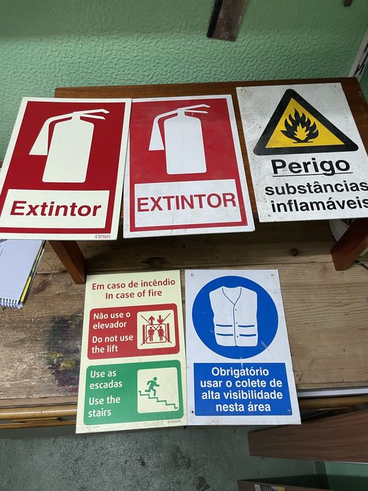 Lote de Sinalética (217 pecas totais)