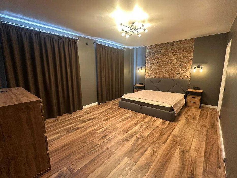 Дворівнева квартира з сучасним ремонтом, Виставка