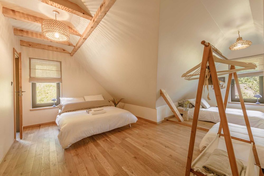 Wieszak na ubrania a pojemnikiem