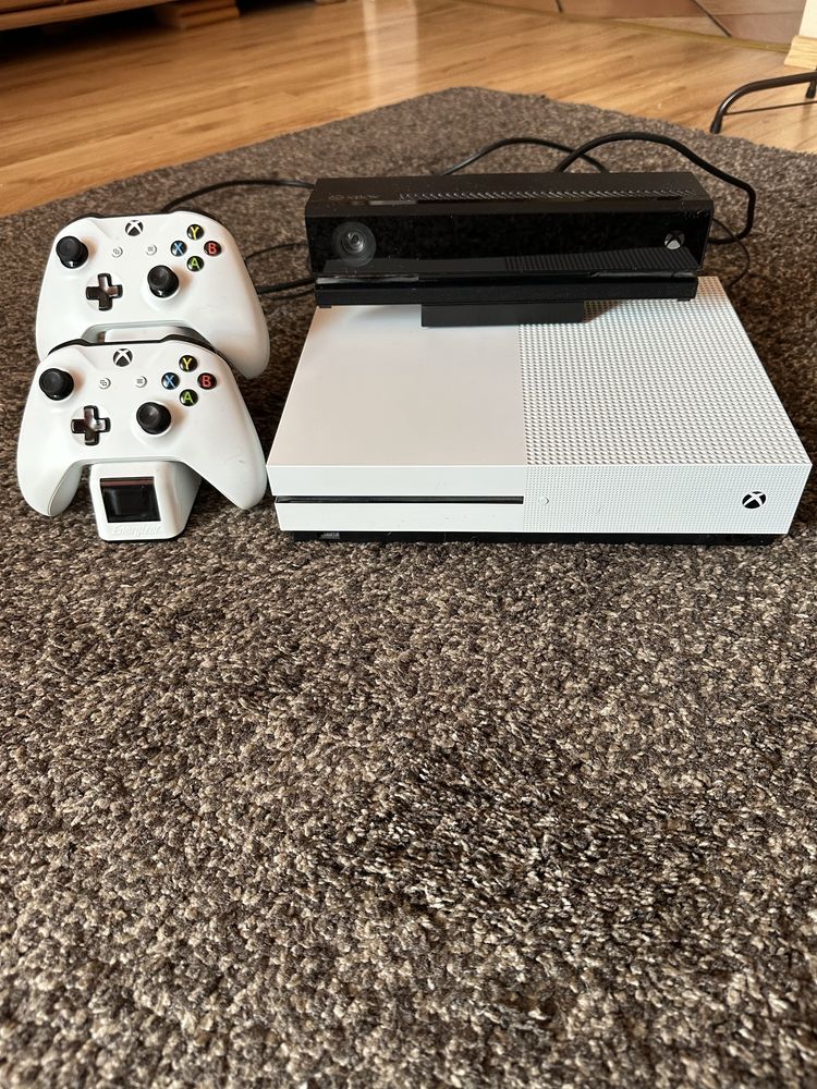 Xbox One S 1 Tb + 2 pady + kinect