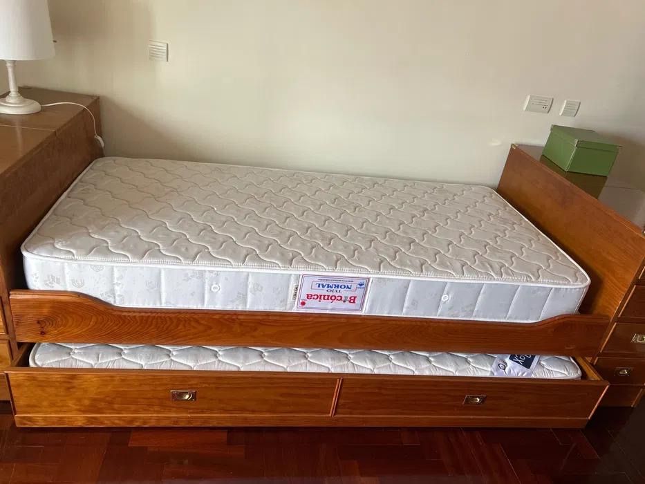 Cama, estante e secretária