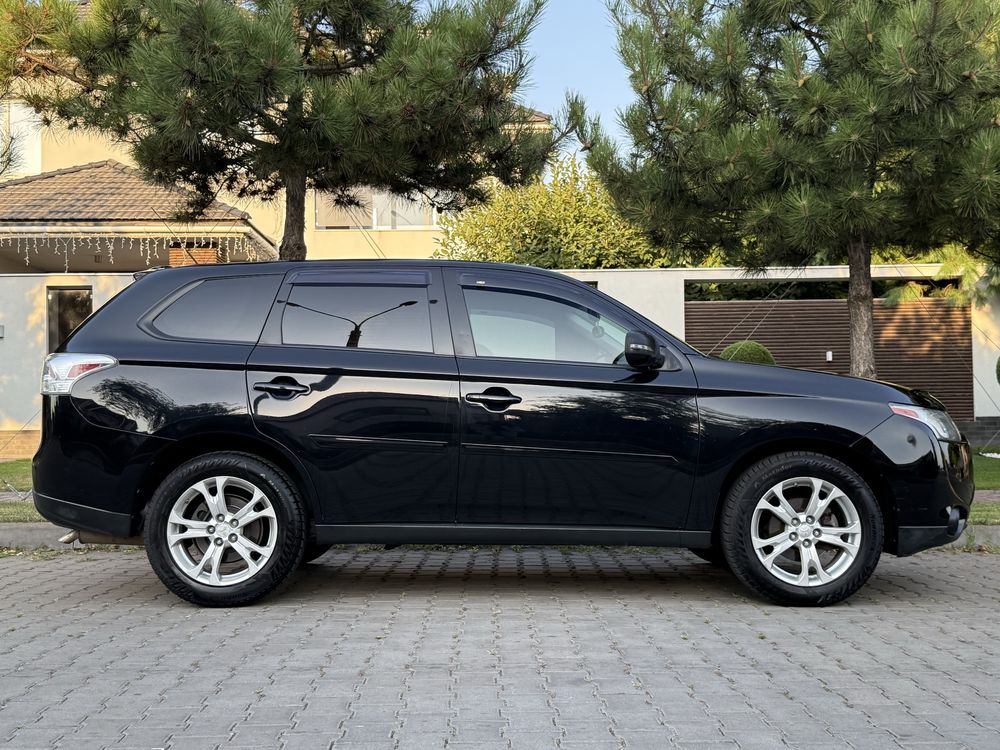 Mitsubishi Outlander 2013 г 2.4 бензин